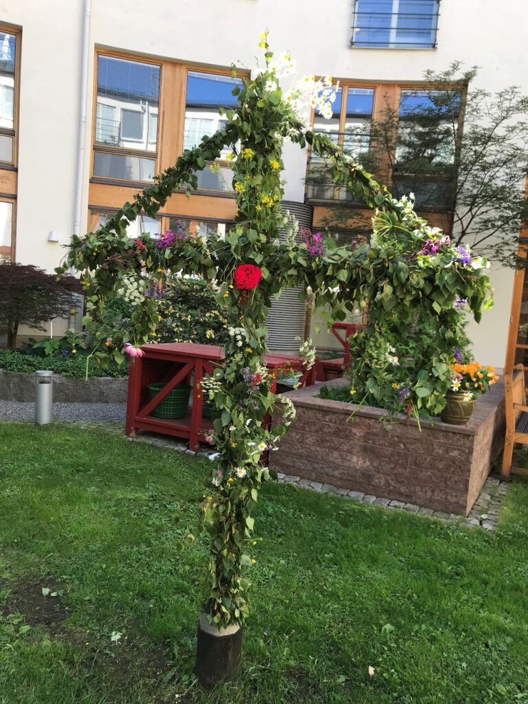 Gemensamt dekorerad midsommarstång